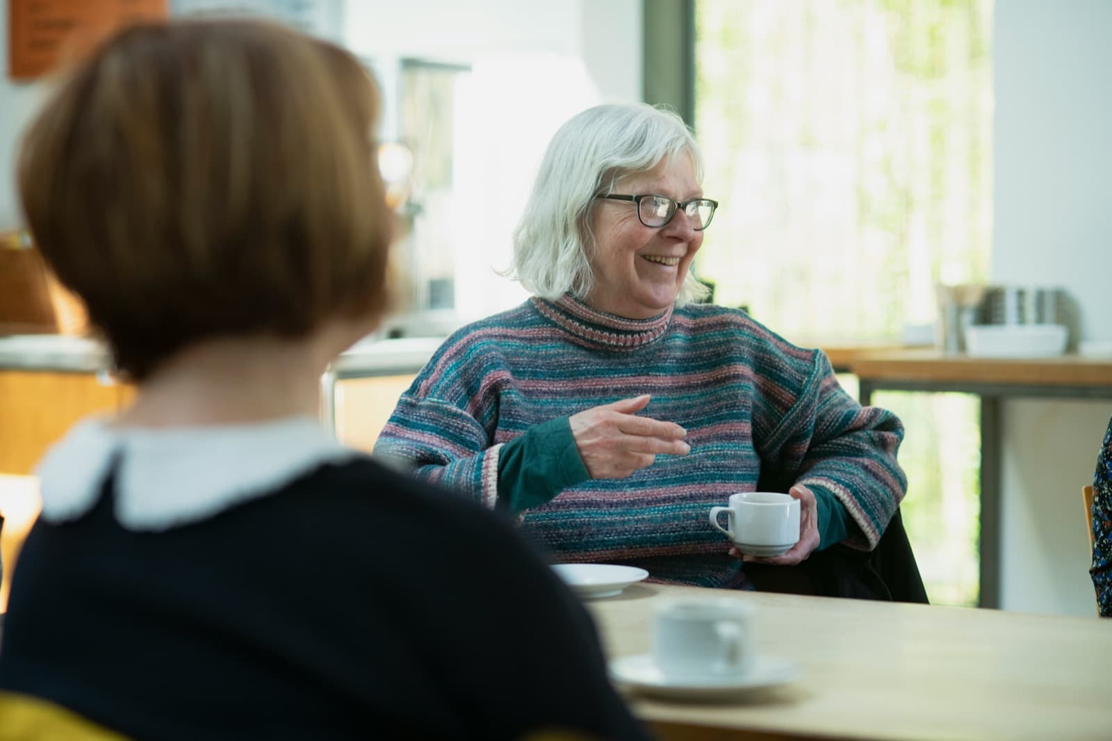 Zorgverlener in gesprek met cliënt over zorgplan