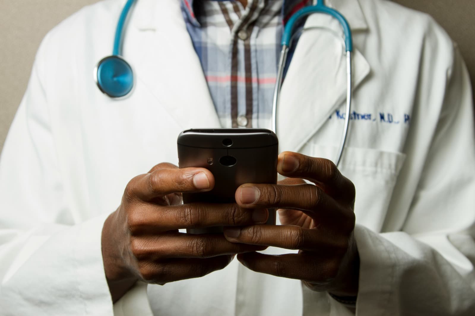Behandelaar bekijkt patiëntendossier op mobiel