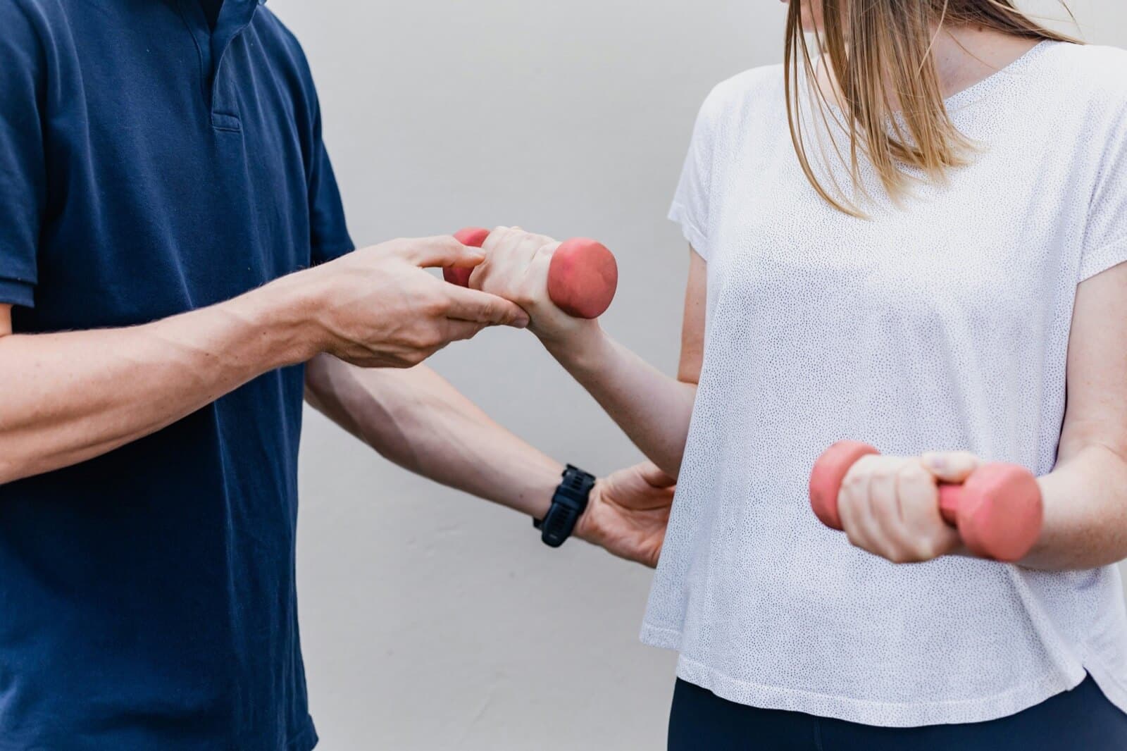 Behandelaar werkt met patiënt