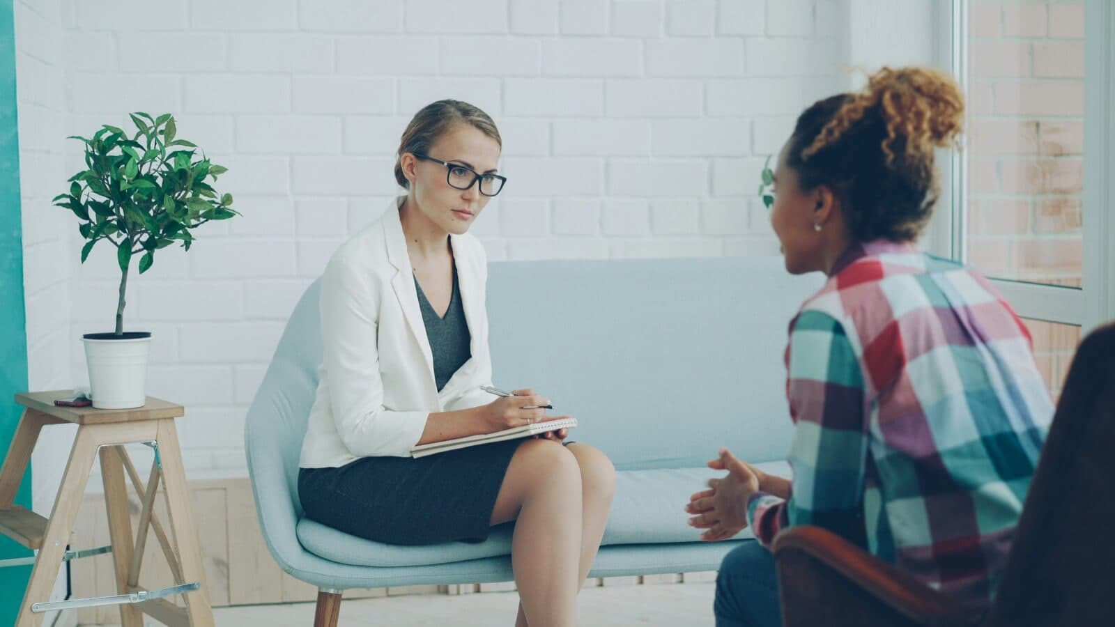 GGZ-behandelaar in gesprek met patiënt — Zorgprestatiemodel context
