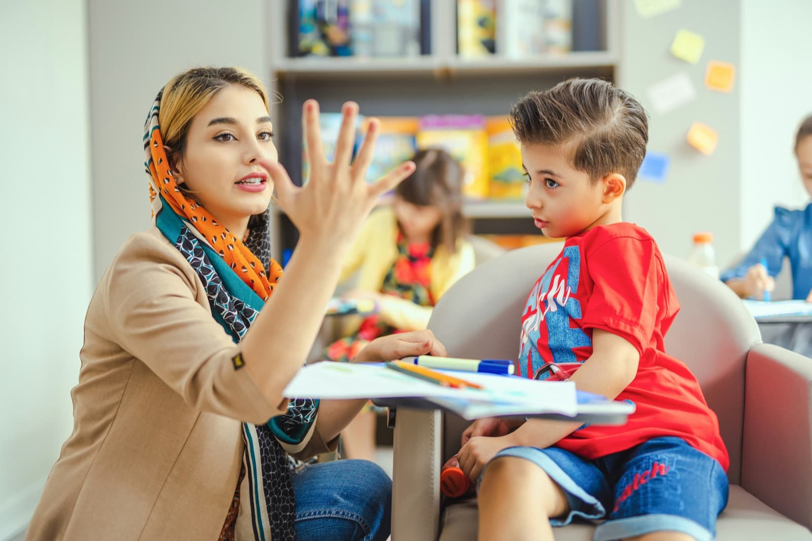 Logopedist werkt met kind